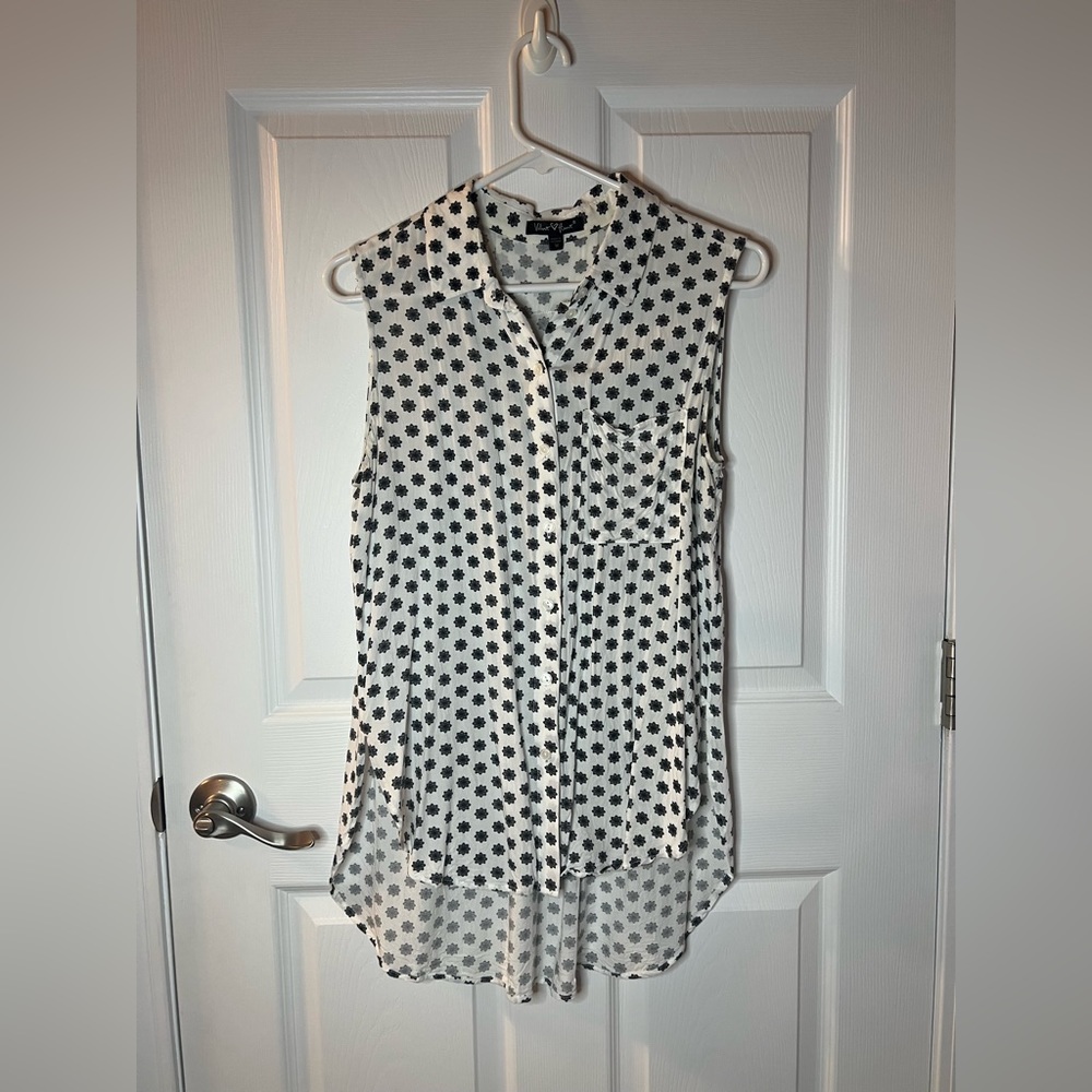 Velvet Heart Women’s Medium Floral Sleeveless Button Down Blouse